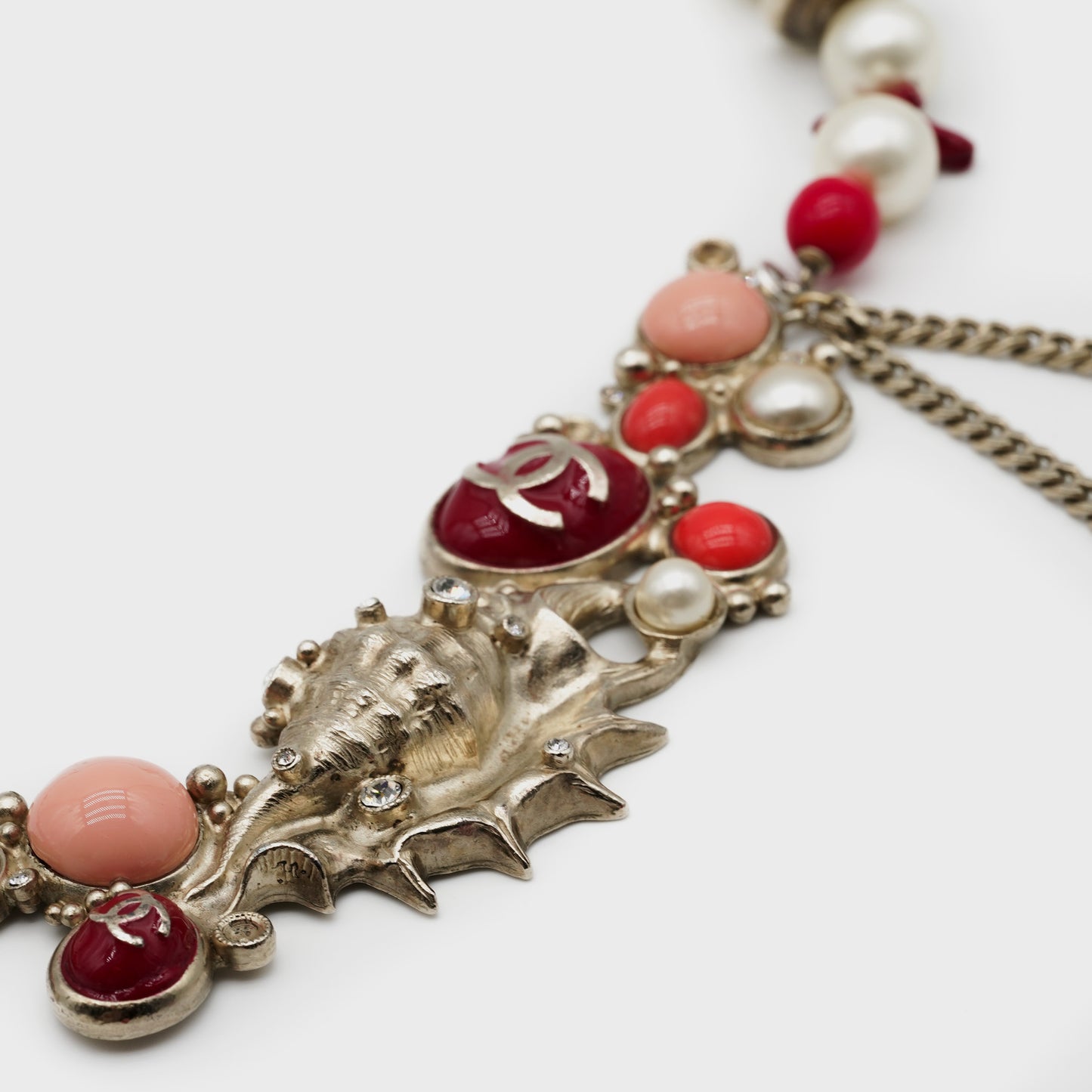Collier Coquillage Chanel Pre-Fall 2005 par Karl Lagerfeld