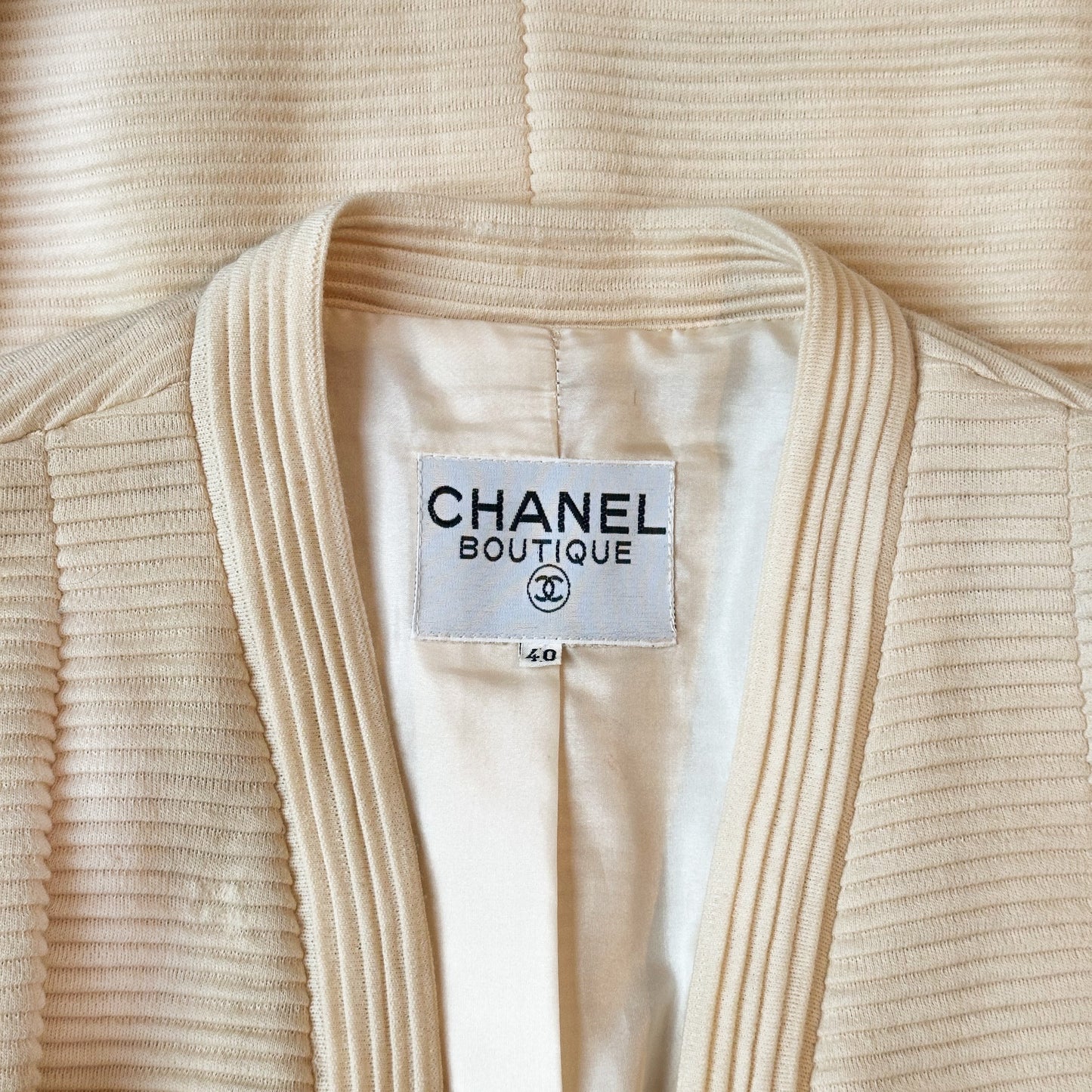 Tailleur Beige Chanel 1990 par Karl Lagerfeld