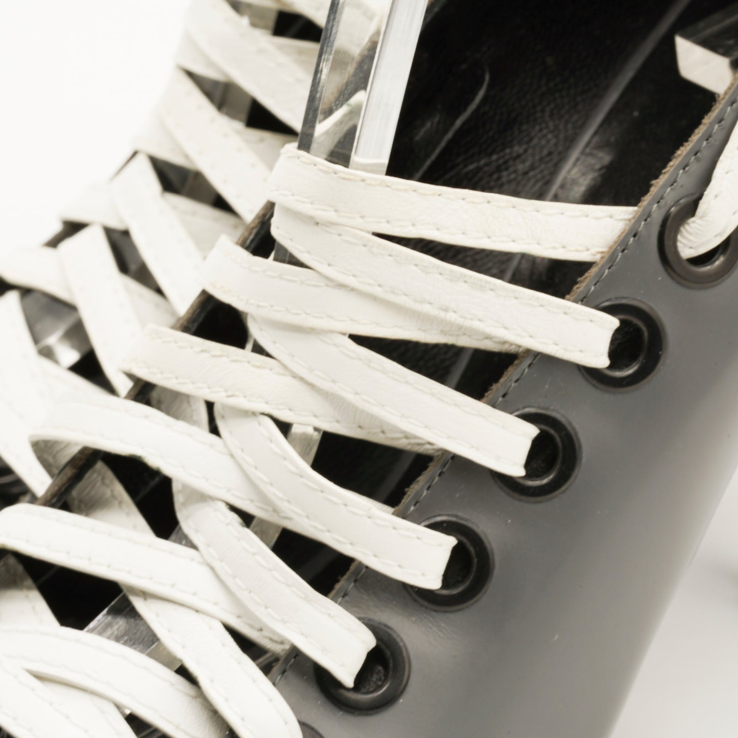 Escarpins à laçage FW 2012 par Nicolas Ghesquière