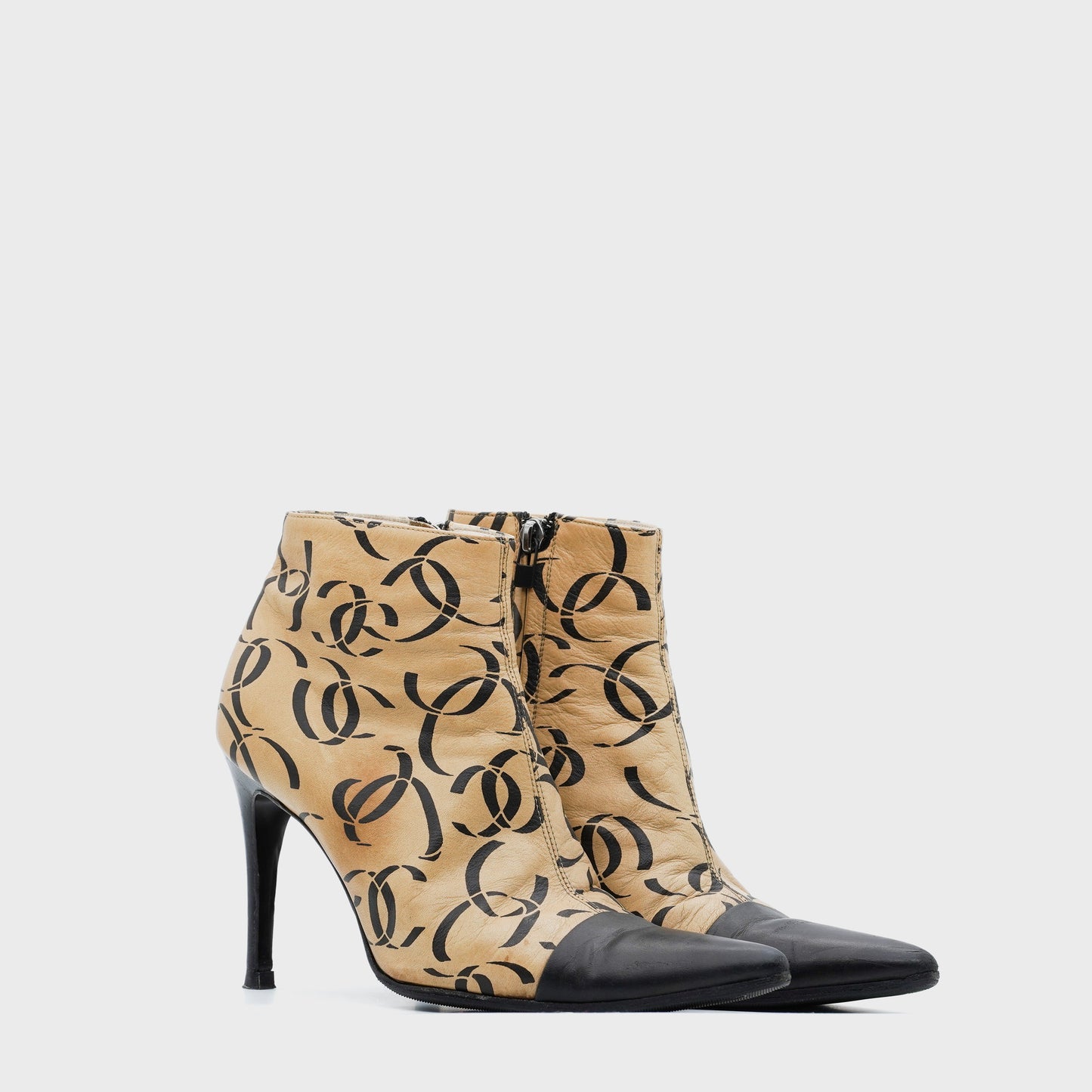 Bottines Motif CC Chanel FW 2000 by Karl Lagerfeld