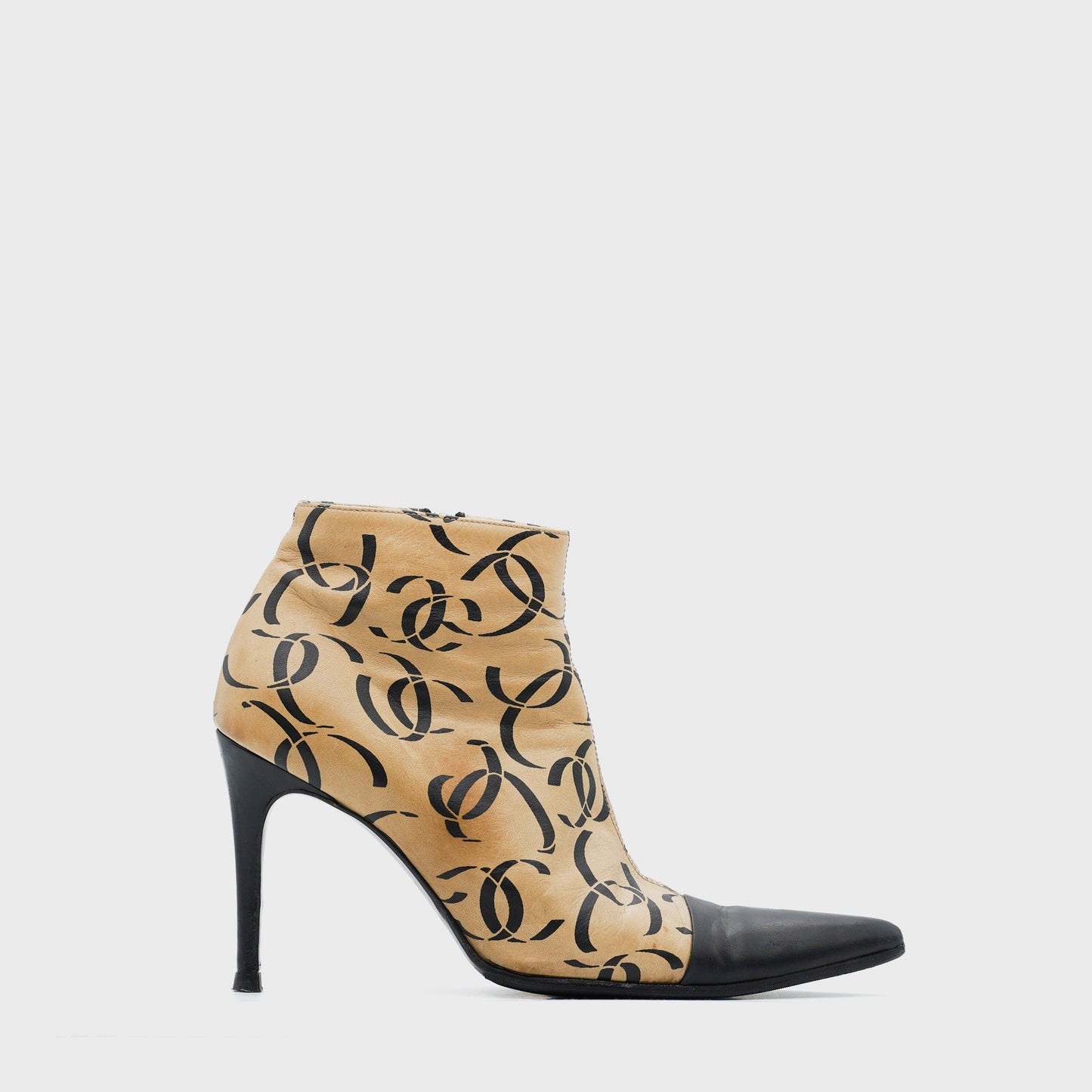 Bottines Motif CC Chanel FW 2000 by Karl Lagerfeld