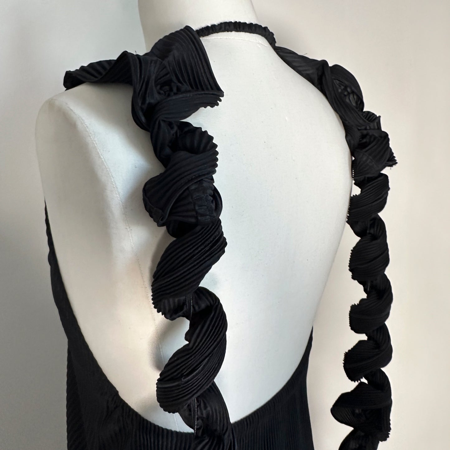 Robe plissée SS 1992 par Issey Miyake