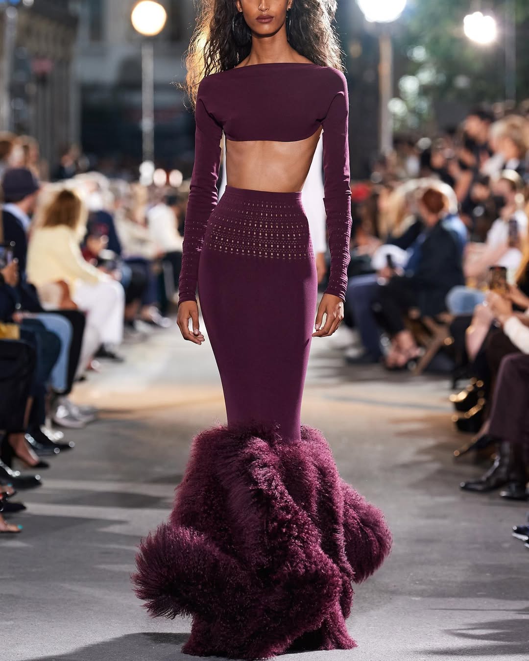 Robe Bleu Nuit Alaïa SS 2022 par Pieter Mulier