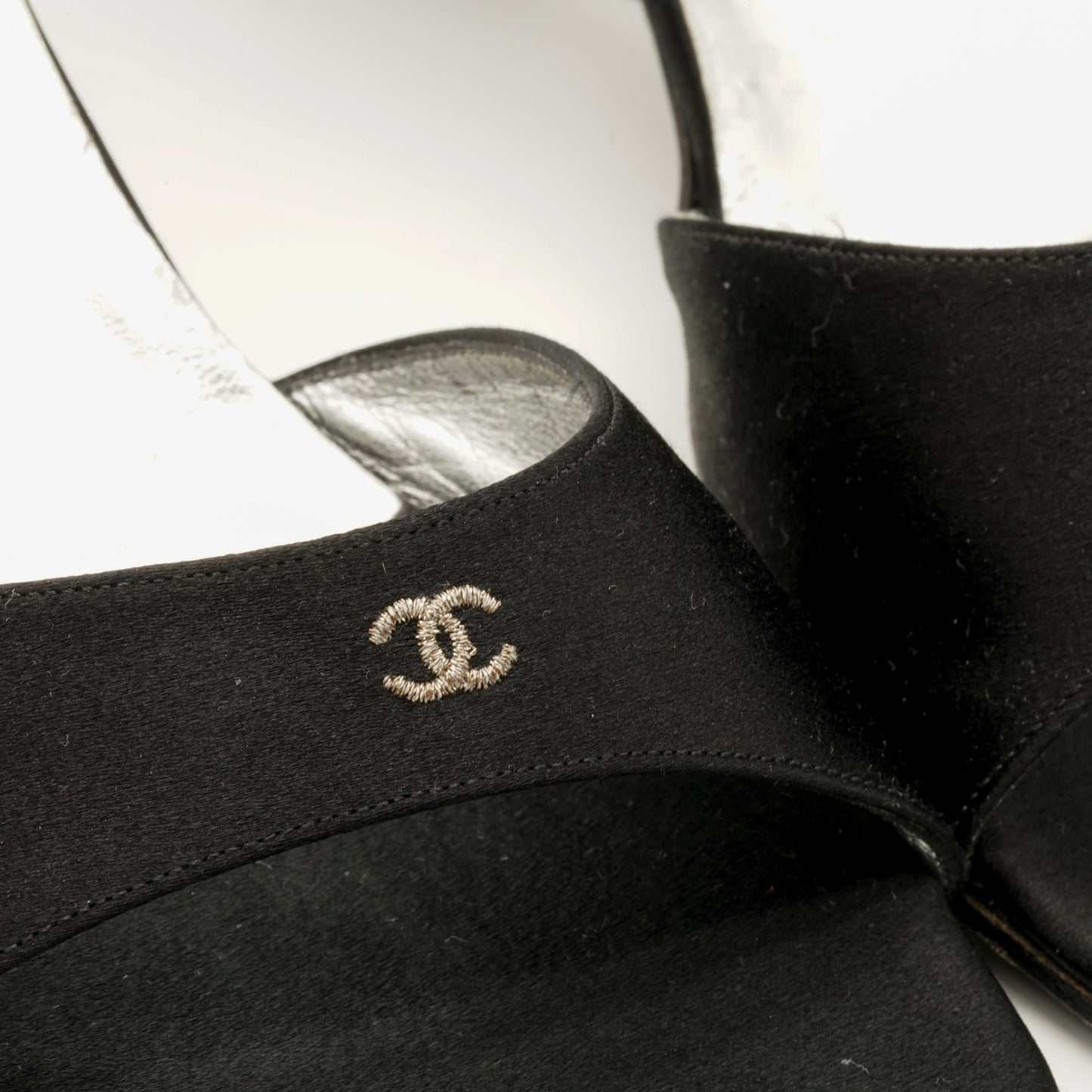 Mule noir Chanel circa 90s par Karl Lagerfeld