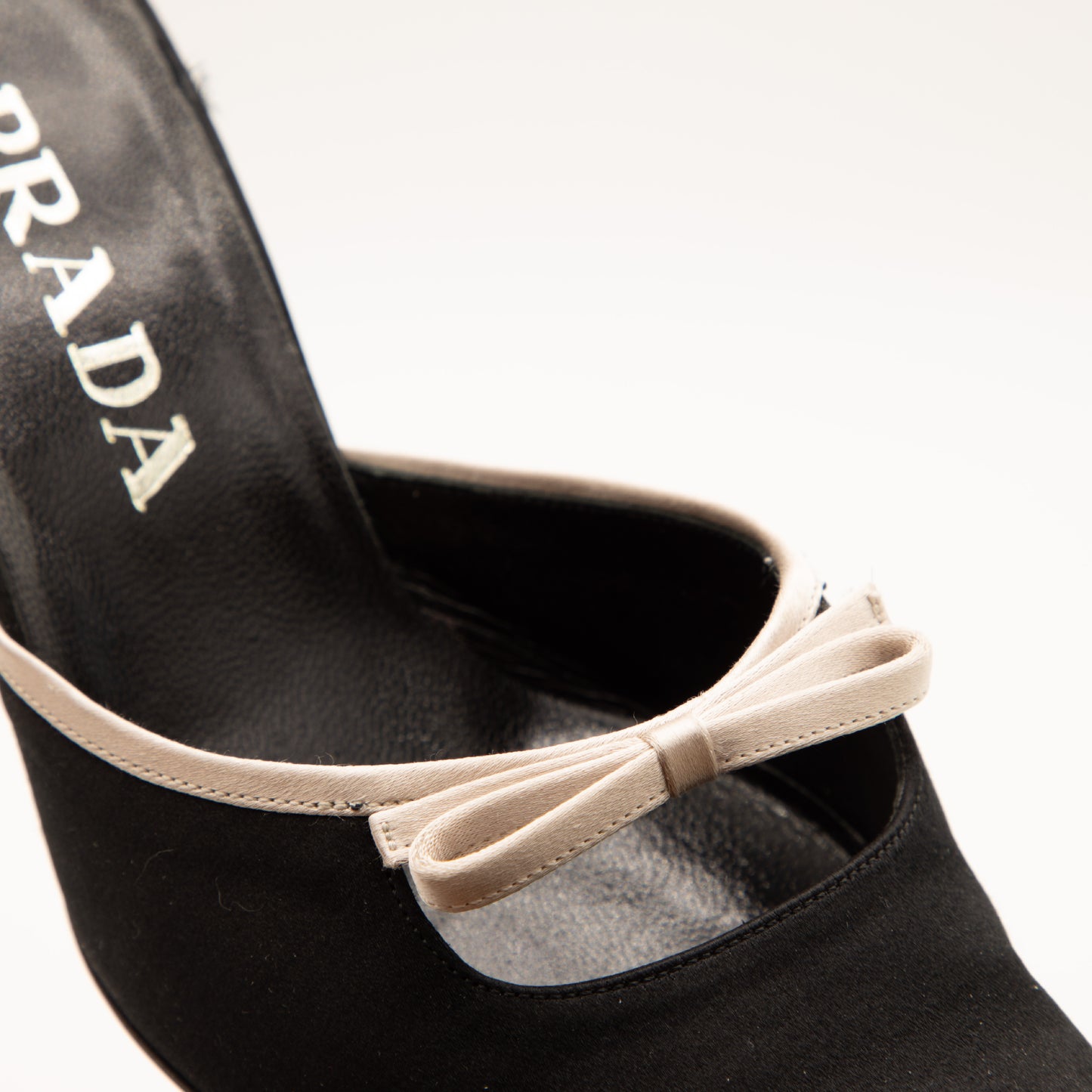 Mules Satin Noir Prada 2000 par Miuccia Prada